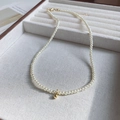 Dettaglio della collana di perle minimalista con ciondolo tondo dorato e chiusura a moschettone - Bianco (Pendente Oro)