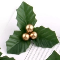 Rama de acebo artificial con hojas verdes dentadas y bayas doradas navideñas - Púa de Baya Dorada y Hoja Verde de 7cm