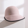 Sombrero cloche de fieltro rosa con ribete negro y detalle de logotipo dorado - Rosa Loto