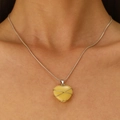 Ketting met onregelmatige draadomwikkelde hart hanger met geel kristal op model - Barbie Stijl Wit K Geel 2677