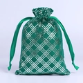 Bolsa de regalo de Navidad en terciopelo verde con cuadros plateados y cordón satén - Cuadros Verdes / 13*18