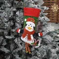 Kerstkous met schattige pinguïn en rode sjaal opgehangen aan een groene kerstboomtak - Pinguïn Lange Benen Sok