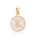 Pendentif doré avec incrustation rose et lettre K sur un collier en acier inoxydable - K-Coquille Rose