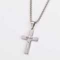 Dettaglio della collana con ciondolo a doppia croce d'argento e scritte in spagnolo - Con catena / Piccolo (34.6mm x 22mm) / Color Acciaio