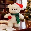 Weißer Teddybär mit roter Weihnachtsmütze und grünem Karo-Schal auf einem Holztisch - Stil Mit Grün Karriertem Schal
