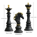 Set di tre ornamenti scacchi in resina nero e oro con etichette delle dimensioni reali - Re + Regina + Cavallo Da Guerra / Set da 3 Pezzi Nero