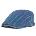 Berretto piatto in denim blu con strisce ricamate colorate e fibbia laterale metallica - Blu / Strisce Multicolore