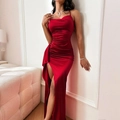 Elegante vestido de noche de satén rojo oscuro ajustado con fruncidos y abertura - XS / Rojo