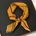 Foulard en lin jaune gingembre avec rayures noires et orange sur plateau chic - 55x55cm / Faisceau Jaune