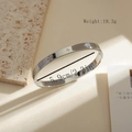 Detailansicht eines silbernen Edelstahlarmreifs mit Sternengravur und Zirkonia-Steinen - Silber Octagramm Strass Stil (A008-4)