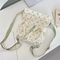 Blumige Canvas-Umhängetasche mit grün kariertem Gurt und Kordelzug-Verschlussdetails - Beige