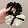 Elegante zwarte satijnen scrunchie met delicaat wit kant en een strik detail - #1 Dubbellaags Geborduurd Kanten Haarelastiekje