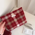 Makro-Detail der rot-weiß karierten Tweed-Kosmetiktasche mit klassischem Webe-Logo-Etikett - Goldfaden Rot Weiß Großes Karo
