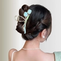 Pinza per capelli in metallo argento con tulipani blu e perle su un’acconciatura raccolta - Tulipano Blu