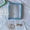 Raccoglitore per gioielli azzurro con sacchetti in PVC anti-ossidazione e tasche trasparenti - Set con Cerniera Blu 3/5 Pollici (Con 60 Sacchetti)