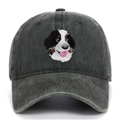 Détail de la broderie de Bouvier bernois sur casquette de baseball en coton délavé gris - Vert Armée