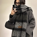 Klassischer grau-schwarzer Plaid-Mohair-Schal mit edlem Leder-Etikett am Modell - 40-230cm / Schwarz