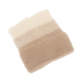 Dettaglio di una sciarpa in maglia peluche con sfumatura tricolore morbida - Scaldacollo sfumato bianco crema cammello scuro (C)
