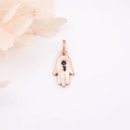 Roségoldener Hamsa-Hand-Anhänger mit rundem blauen Edelstein und poliertem Metall-Finish - Roségold