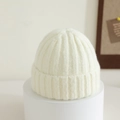 Primer plano del gorro de punto acanalado blanco crema con textura gruesa en soporte - 1-4 Años / Blanco