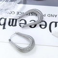 Pendientes en forma de U de acero inoxidable plateado con textura de espiral - Estilo de resorte en U / Color Acero