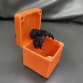 Detalle de caja de broma naranja impresa en 3D con mecanismo de dedo medio con resorte - 5x6cm--42g / Caja Sorpresa de Araña de Halloween