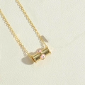Macro della collana con pendente a cilindro dorato e design dell'occhio rosa e nero - Ciondolo in Smalto Rosa (XL2685-4)