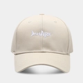 Detail der weißen SHARK-Stickerei und des Hai-Logos auf der beigen Baumwoll-Basecap - Verstellbar / Beige