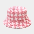 Detail of pink and white houndstooth plush bucket hat with soft faux fur texture - M (56-58cm) / Pink