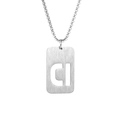Gros plan du pendentif rectangulaire en acier argenté brossé avec lettre CI ajourée - Lettre D
