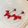 Dettaglio macro di orecchini a cavallo rosso con pietre a cuore e perle lucide - Stile Goccia Pony con Perla a Cuore (49#)