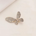 Dettaglio di un fermaglio per capelli a farfalla dorato con strass e perle - Stile Farfalla Tutto Strass C3326