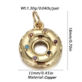 Détail macro du pendentif donut doré avec cristaux colorés et structure en cuivre - Pendentif Donut aux Pierres Colorées (005)