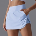 Vue détaillée de la jupe de tennis bleu clair à taille haute avec poche latérale - Bleu Clair de Rêve
