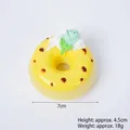 Magnete a forma di ciambella gialla con rosa blu, diametro 7cm e altezza 4,5cm - Giallo-Fiore