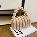 Borsa a tracolla in peluche kaki con design a balze e manico con pompon in pelliccia - Cachi