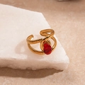 Macro di un anello dorato testurizzato con rubino ovale su una base di pietra - 7# Anello-Rosso Incrociato Doppio Strato