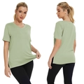 Dettaglio della maglietta verde chiaro con scollo a V, tessuto elastico e spacco laterale - Verde Grigastro