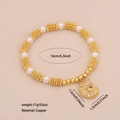 Elegante pulsera de cobre chapado en oro con perlas y dije de concha con cristales - Caracola