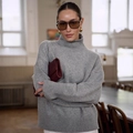 Pull chic gris à col roulé oversize assorti à une pochette luxueuse en cuir tressé - S / Gris