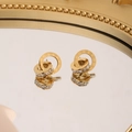 Boucles d'oreilles anneaux entrelacés dorés avec chiffres romains et zircons étincelants - Boucles d'oreilles clous / Or
