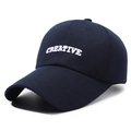 Casquette de baseball bleu foncé avec broderie CREATIVE blanche vue sous un angle - Réglable / Bleu marine