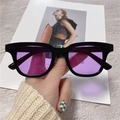 Klassische schwarze quadratische Sonnenbrille mit lila Gläsern und silbernen Nietendetails - Schwarzer Rahmen lila Gläser