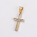 Detalle de un colgante de cruz bicolor oro y plata grabado con JESUS sobre un fondo blanco - Sin Cadena / Oro y Plata