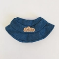 Dunkelblaues Denim-Puppenlätzchen mit braunem Smile-Lederpatch für 17cm Plüschfiguren - Blauer Fischerhut mit Öffnung / Passend für 17cm Puppen