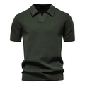 Détail de la texture en tricot et logo en cuir sur polo vert foncé à manches courtes - S / Vert Armée