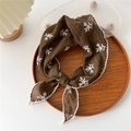 Foulard marrone in cotone e lino con ricamo e bordo in pizzo, annodato su un vassoio - Marrone