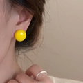 Pendiente de botón redondo amarillo vibrante en modelo, joya de acabado pulido - Amarillo