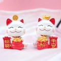 Coppia di figurine gatto della fortuna bianco con monete d'oro e rotoli rossi per casa - Coppia di gatti portafortuna
