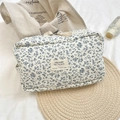 Beauty case trapuntato con fiori blu e logo in tessuto su superficie di lino - Grande / Floreale Blu Grande